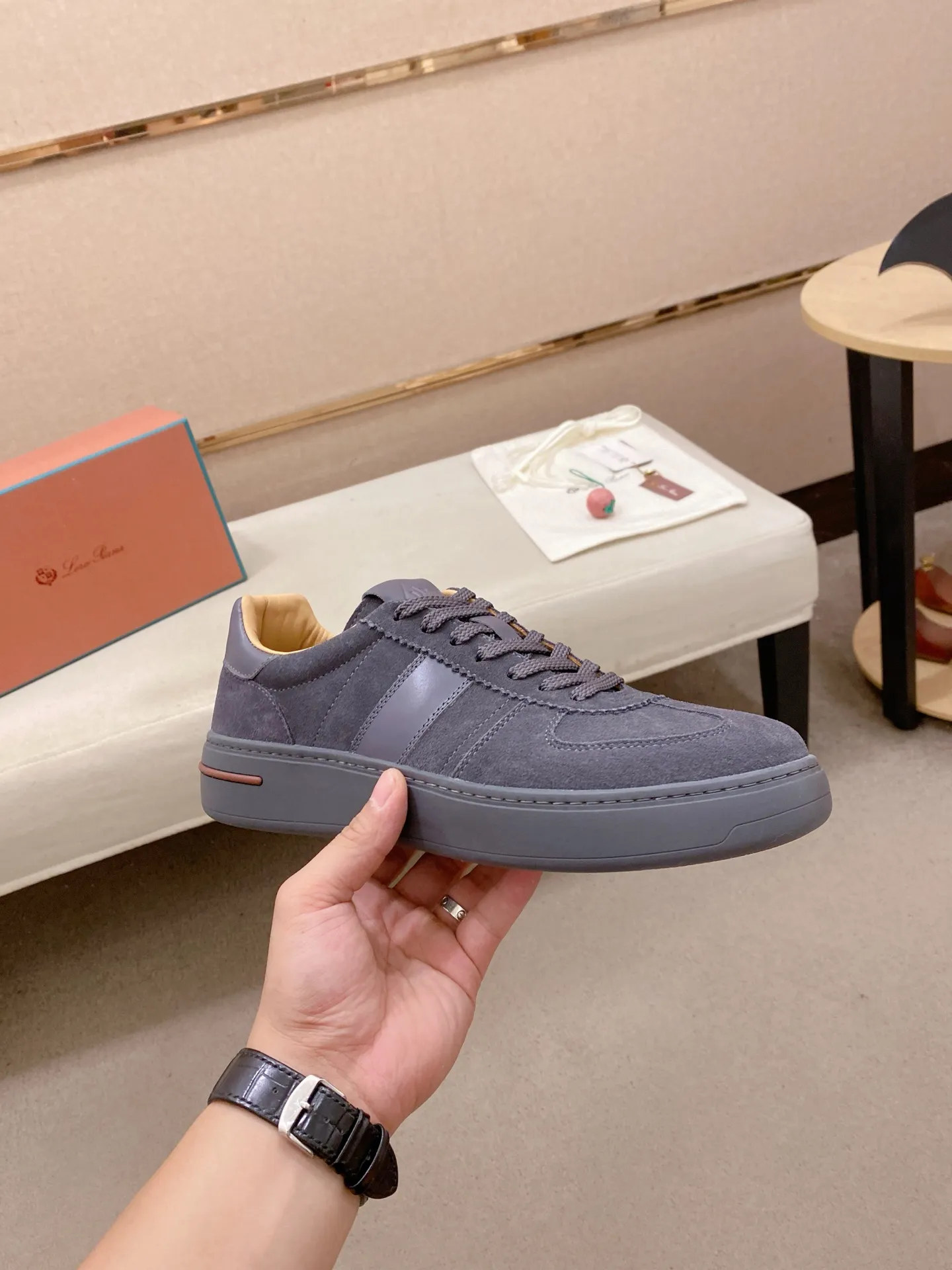 Men's shoes💰: 580💰🔥𝐥𝐨𝐫𝐨 𝐏𝐢𝐚𝐧𝐚 lp classic loafers, an Italian treasure brand, the only brand that can match Hermès! Only after wearing it do we realize that we can’t live up to our feet. The upper is made of imported first-layer cowhide with breathable fly-knit fabric, water-dyed cowhide foot pads, and the official original glass rubber outsole and pendant. Exclusive original packaging (tag ➕ brand paper ➕ outer box ➕ hand bag) code number: 38-44. Can be customized 45-46